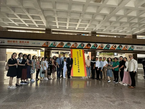 Bà Nguyễn Thị Điệp - Viện trưởng Viện Khoa học Giáo dục Toàn cầu thăm và làm việc Trường Đại học Lĩnh Đông (Ling Tung University)