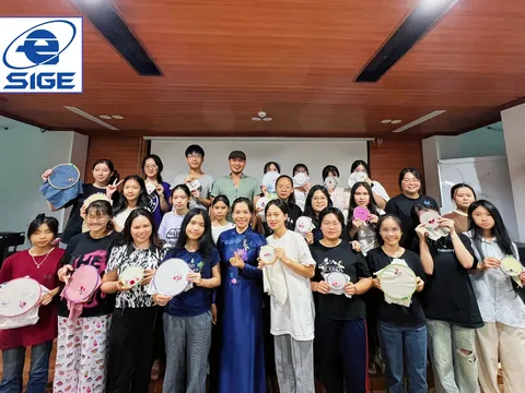 Trang bị kĩ năng thêu may cho các sinh viên tại Viện Khoa học Giáo dục Toàn cầu