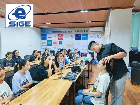 Buổi học thú vị về kĩ năng trang điểm tại Viện Khoa học Giáo dục Toàn cầu