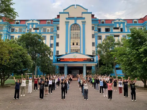 Hoạt đông thể dục buổi sáng cùng sinh viên lớp chuyên tu