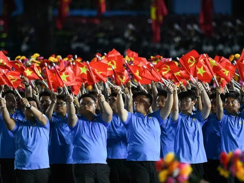 PHOTO: Thành phố mang tên Bác những ngày tháng Tư lịch sử “rộn ràng, linh thiêng và đầy tự hào”