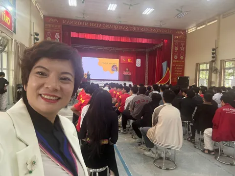 Viện KHGD Toàn cầu triển khai CLB Ngoại ngữ đầu tiên tại trường nội trú ở Hòa Bình